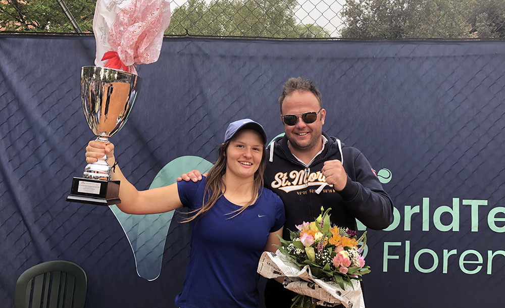 Fenomenalna Pia Lovrič za rojstni dan osvojila svetovni ITF turnir v Firencah