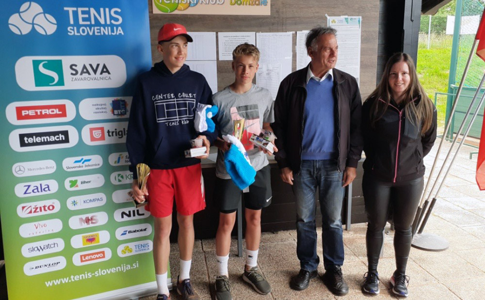 finalista Požonec in Sok,ter predsednik kluba in vrhovni sodnik Marjan Ogrinc in sodnica na stolu Lara Jer&scaron;e