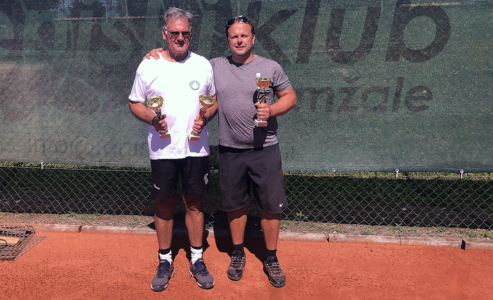 www.tenis-domzale.si Oče in sin Marjan (2. mesto posamezno in dvojice) in Igor Ogrinc (1.mesto dvojice)