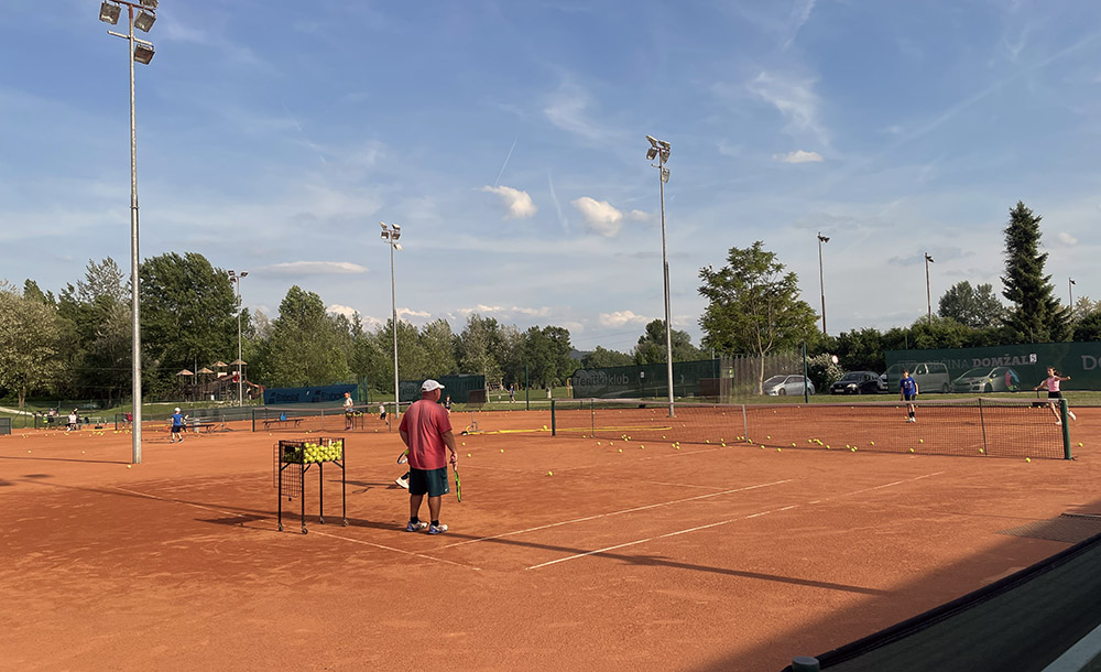 otroci pridno trenirajo tenis domzale